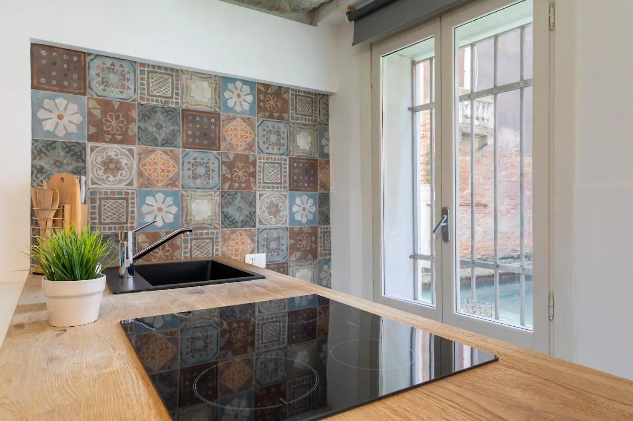 Ramo Del Teatro Canal View Apartment Venice Italy