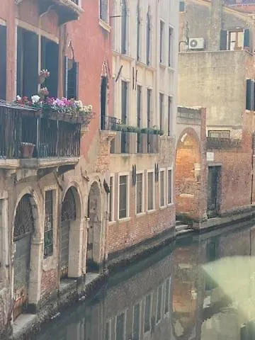 Ramo Del Teatro Canal View Apartment Venice