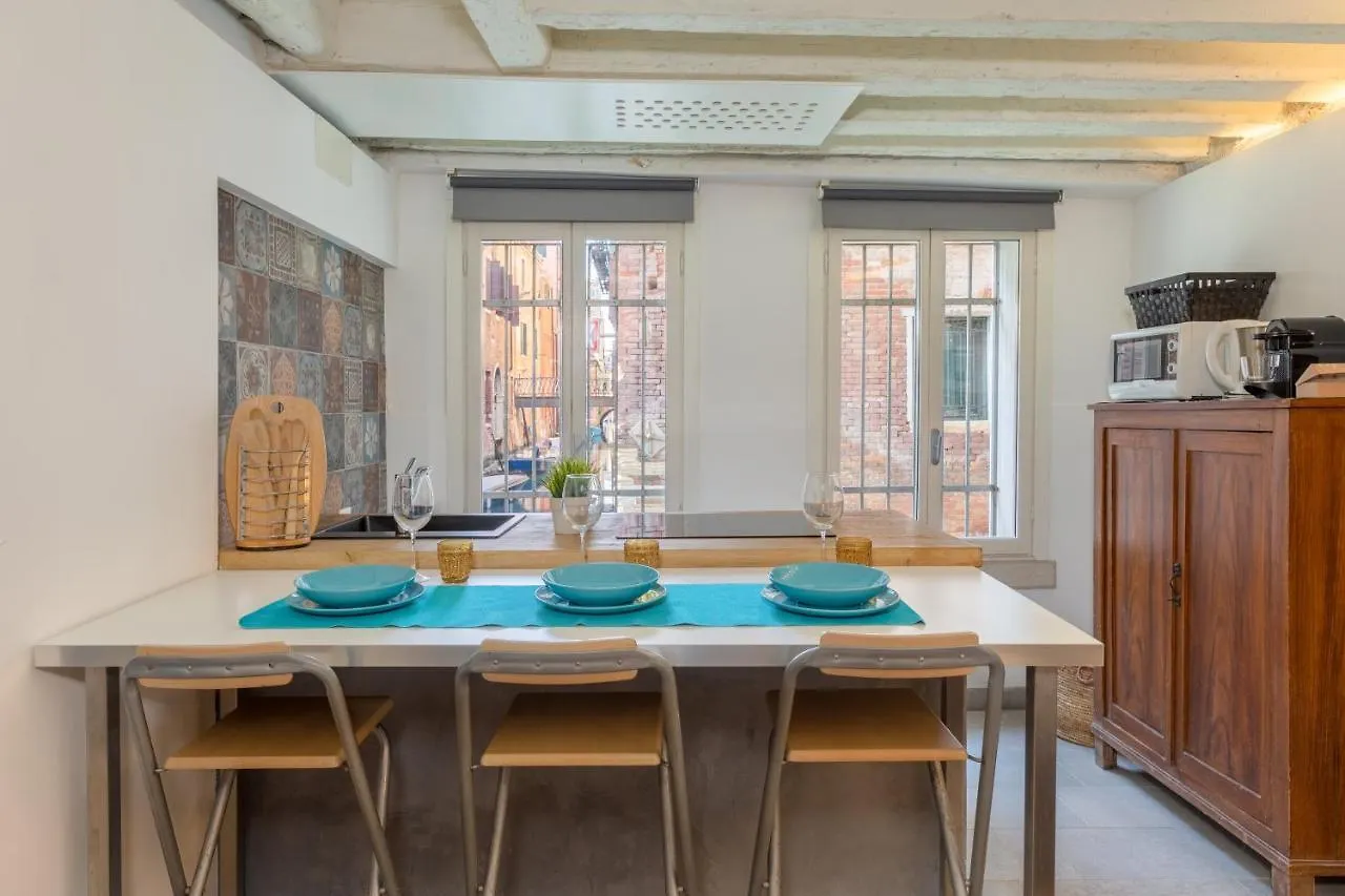 Ramo Del Teatro Canal View Apartment Venice Italy