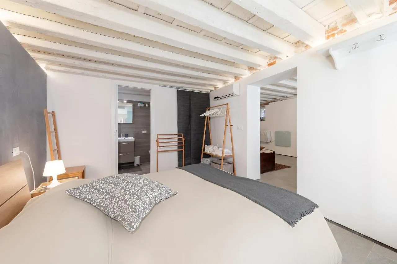 Ramo Del Teatro Canal View Apartment Venice Italy